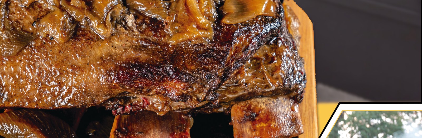 Costela bovina defumada em lenha de macieira servida na tábua do Art Chopp